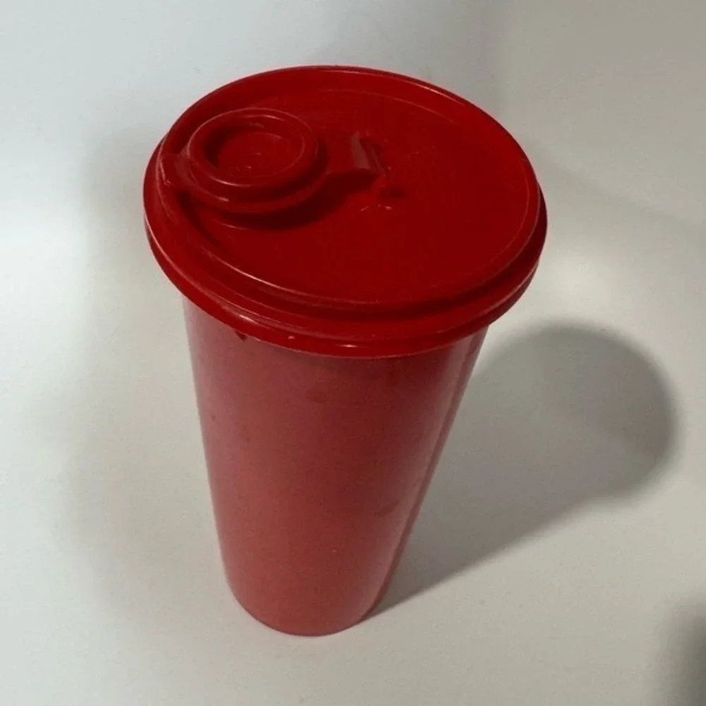 Rubbermaid Storage Container Lid pouring 9.5